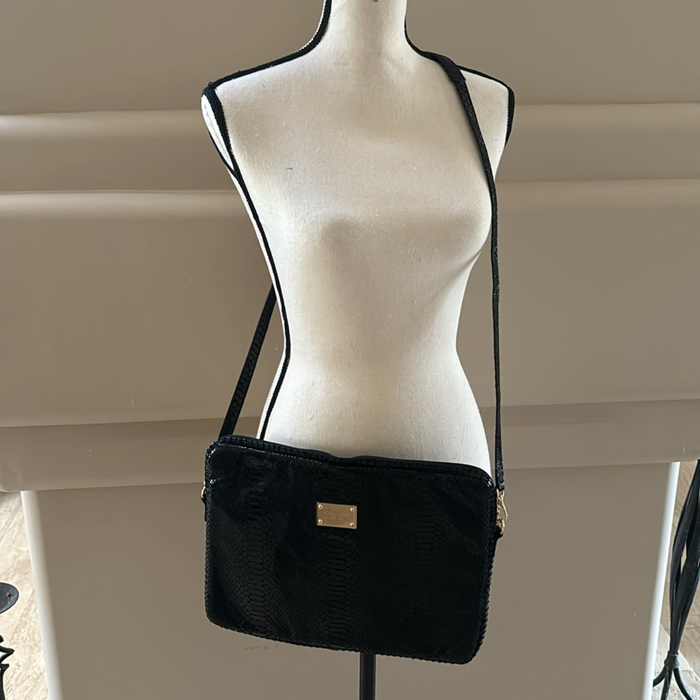 Michael Kors Leather Tote. Black/Gold. Crossbody. Excellent Condition.